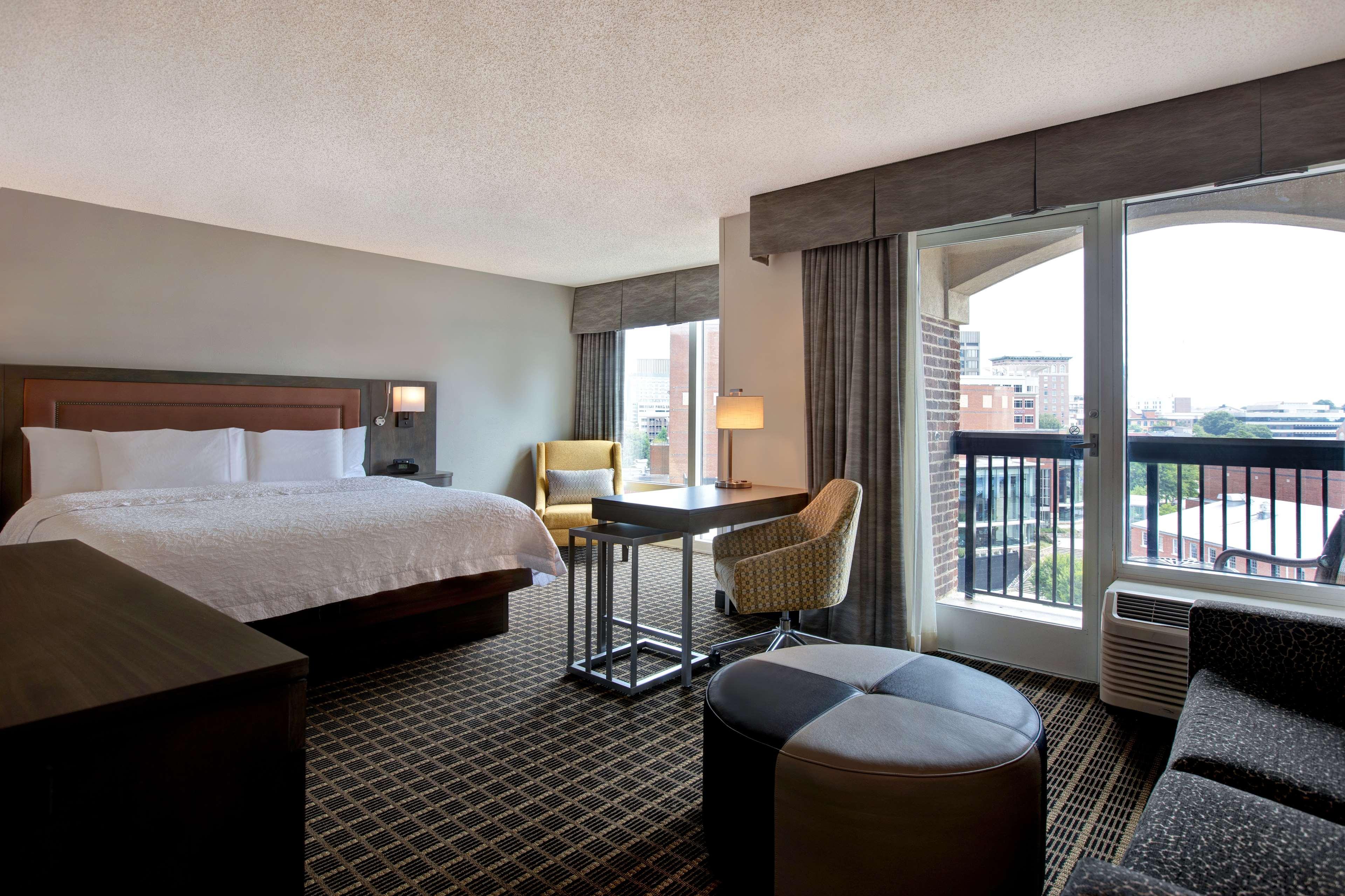 Hampton Inn & Suites Greenville-Downtown-Riverplace Exterior photo