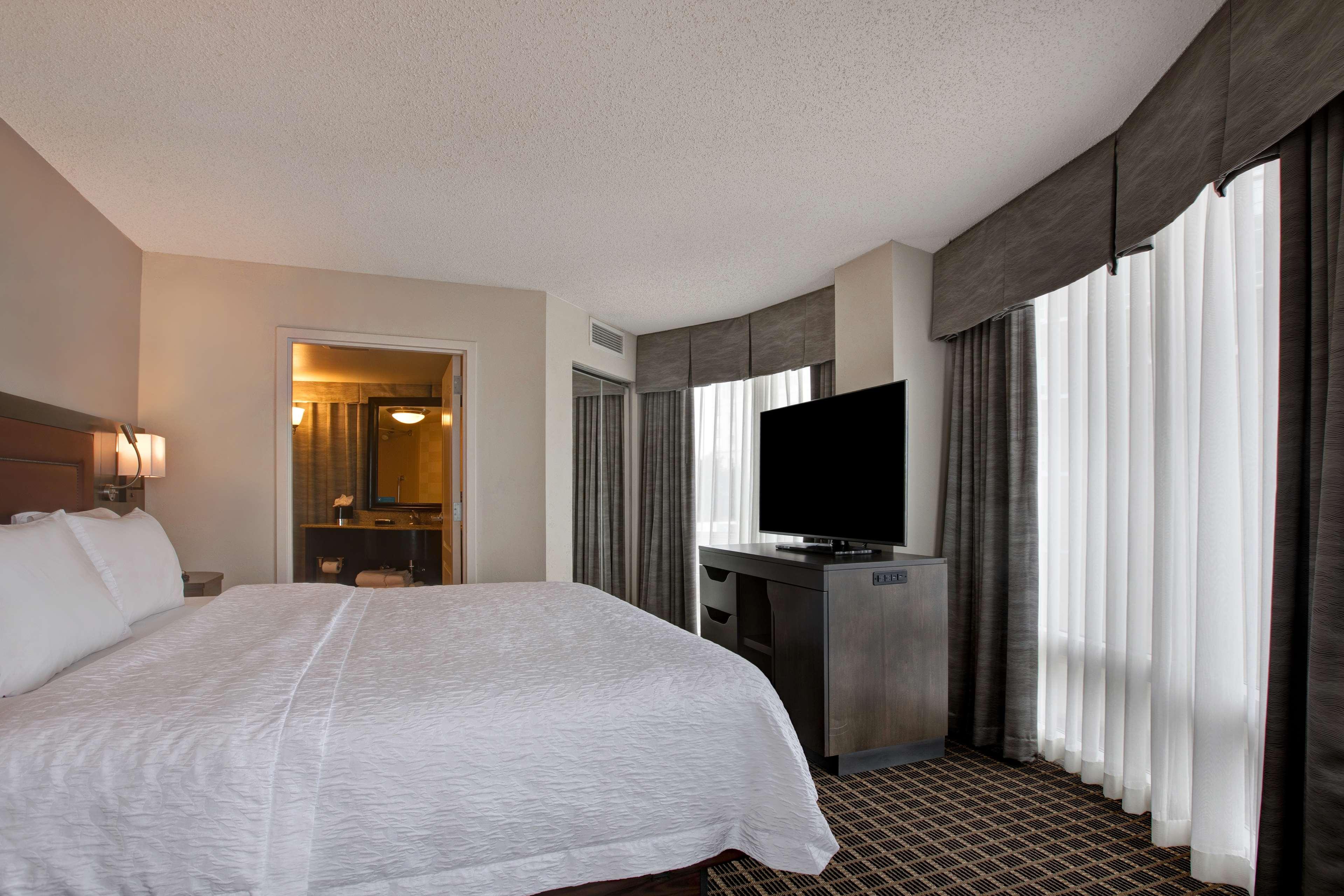 Hampton Inn & Suites Greenville-Downtown-Riverplace Exterior photo