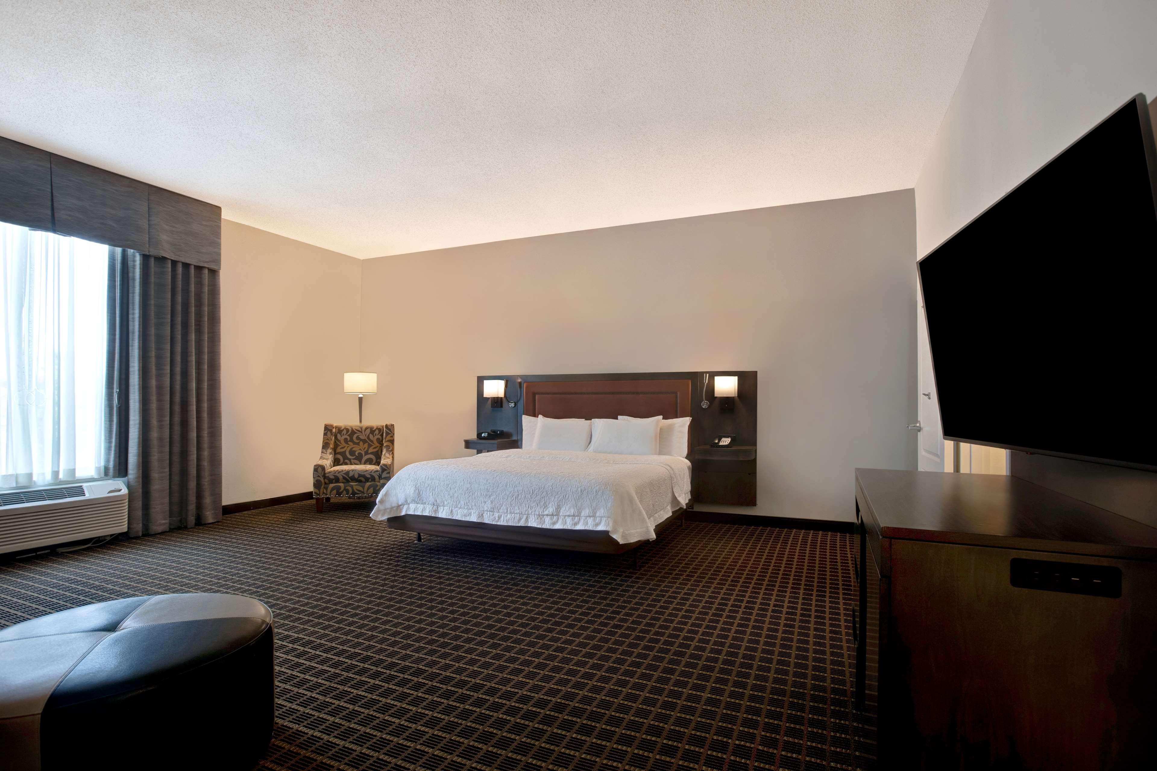 Hampton Inn & Suites Greenville-Downtown-Riverplace Exterior photo